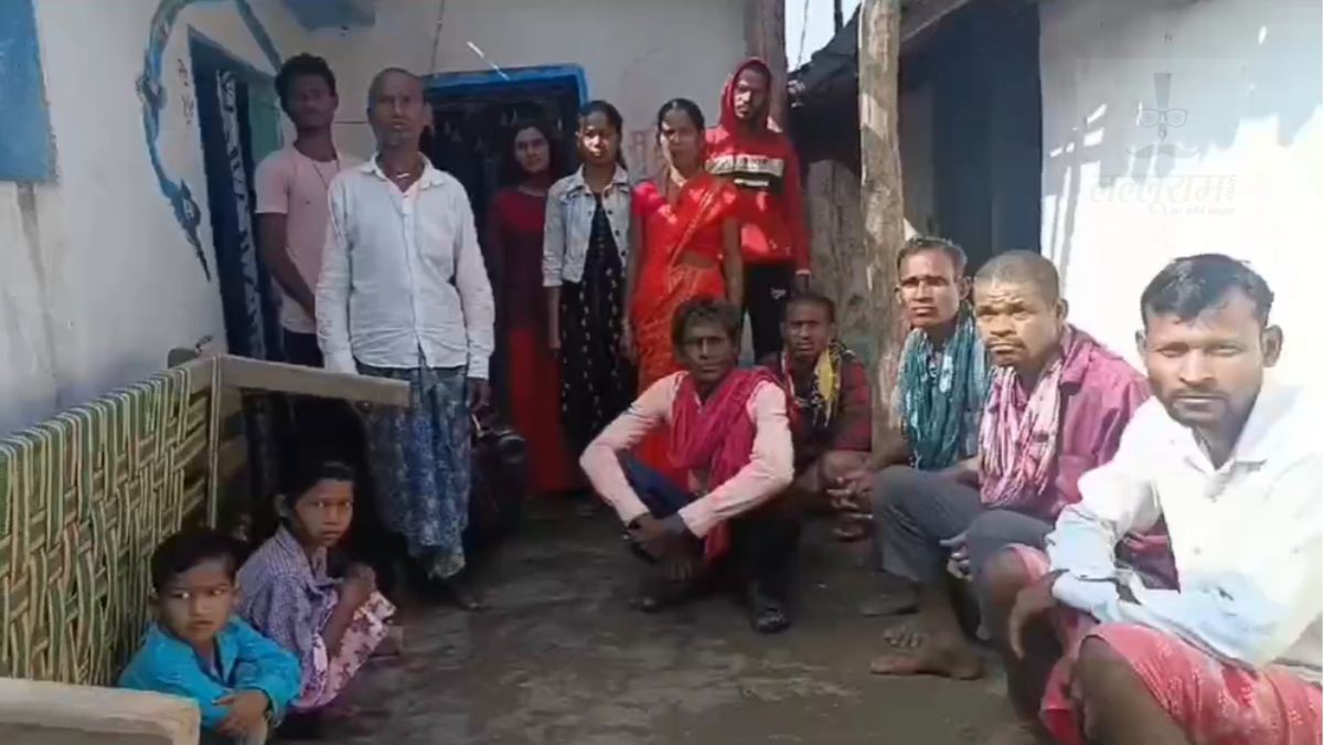 CG News: बिना काम पूरा किए गांव लौट आया मजदूर परिवार, अब झेल रहा समाजिक बहिष्कार का दंश, जानिए क्या है मामला