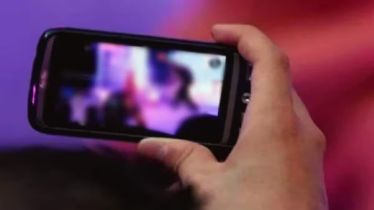 छत्तीसगढ़: अस्पताल के चेंजिंग रूम में स्टॉफ बना रहा था Video… स्वास्थ्य विभाग में हड़कंप