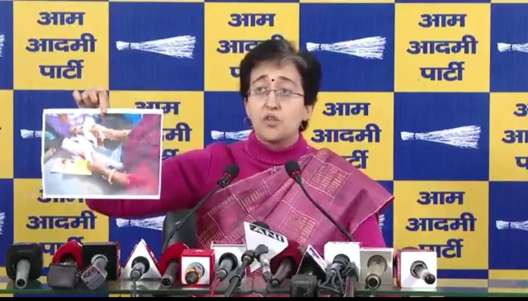 CM आतिशी का चौंकने वाला दावा; वोट के लिए पैसा बांटने का आरोप, BJP नेता के बंगले पर महिलाओं को बांटे कैश