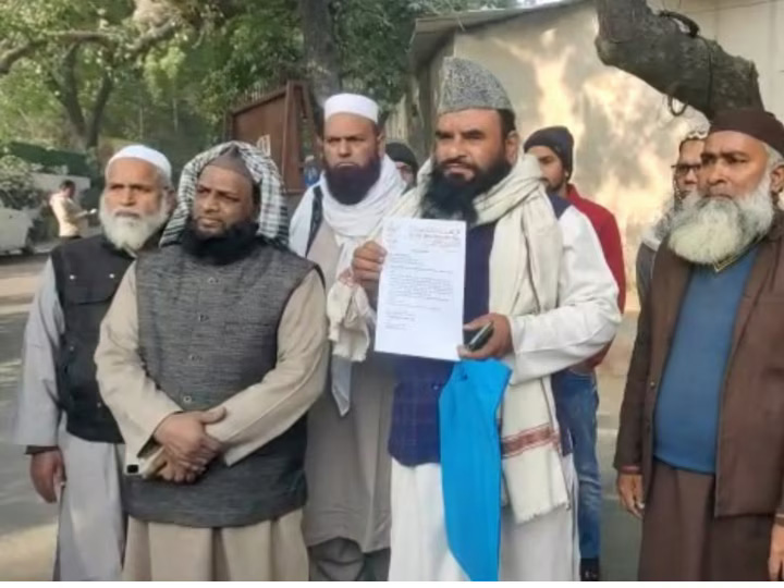 Delhi: अरविंद केजरीवाल के घर के बाहर क्यों जुट गई इमामों की भीड़, किस बात से है नाराज?