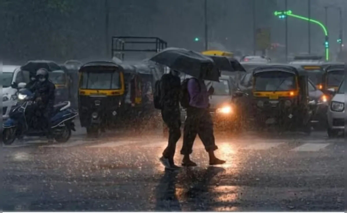Rain In Delhi: दिल्ली में बारिश से मौसम हुआ ठंडा, तेज हवाओं के साथ बारिश की संभावना; 3 दिन का येलो अलर्ट जारी