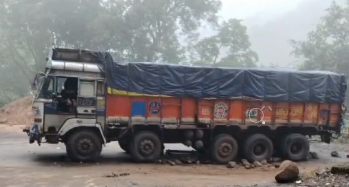 Odisha के कंधमाल में घाट पर 3 दिन से फंसा ट्रक… Map देखकर शार्टकट से आ रहा था Raipur