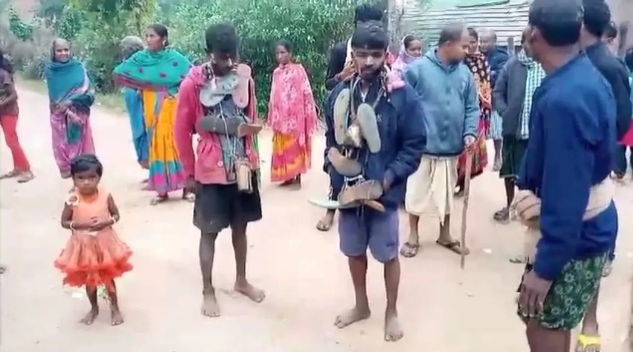 कंगारू कोर्ट ने धान चोरी करने वाले दो आरोपियों को सुनाई सजा, चेहरे में पोती गई कालिख, गले में पहनाई जूतो की माला