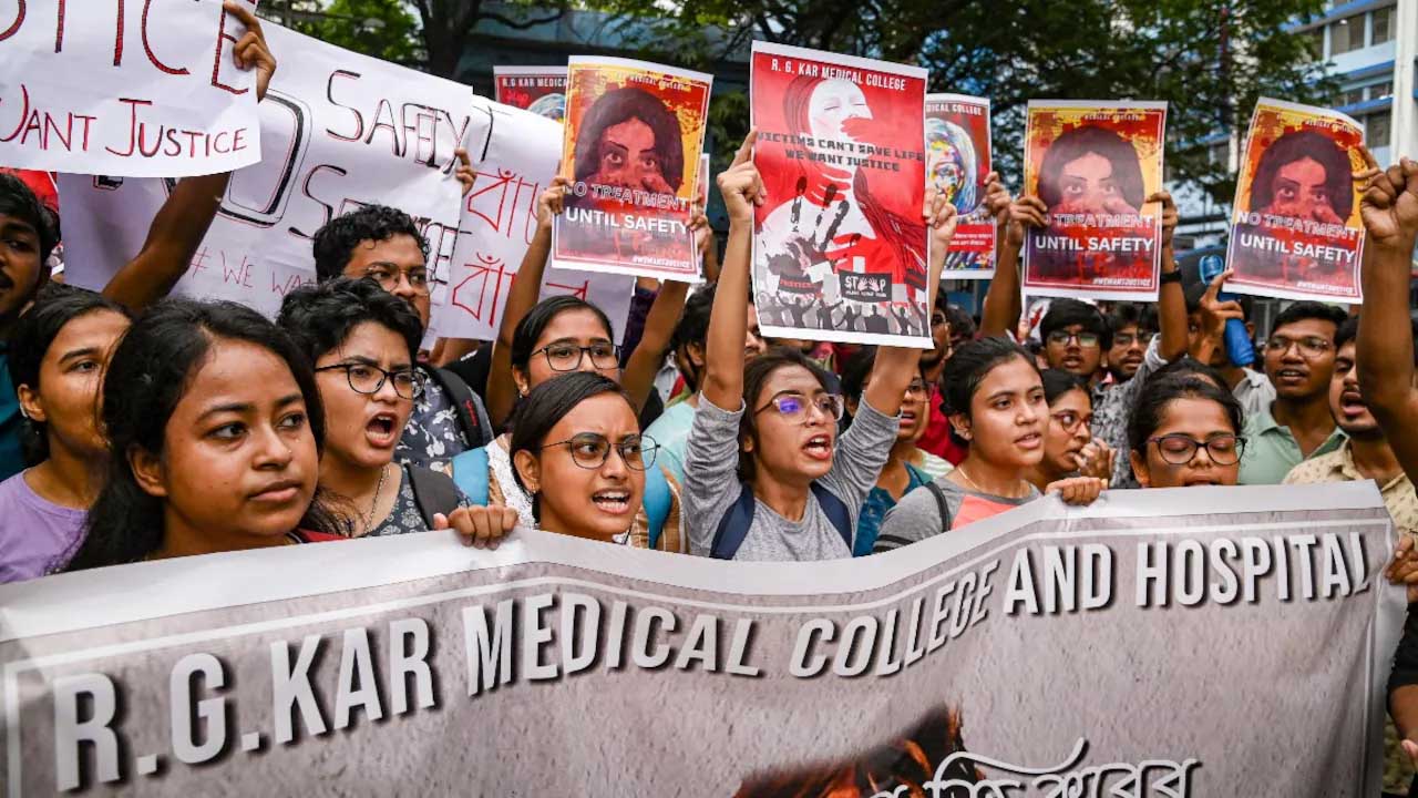 Kolkata Doctor Rape Murder Case: कोलकाता रेप-मर्डर केस की FSL रिपोर्ट में चौंकाने वाला खुलासा, सेमिनार रूम में नहीं हुई थी डॉक्टर से दरिंदगी!