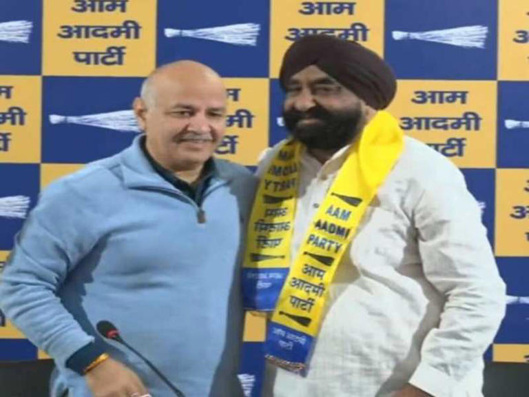 दिल्ली विधानसभा चुनाव से पहले BJP को फिर लगा झटका, सुरेंद्र पाल सिंह बिट्टू ने थामा AAP का दामन, इस सीट से मिल सकता है टिकट
