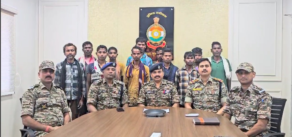 ओडिशा-छत्तीसगढ़ बॉर्डर में 11 माओवादियों ने किया आत्मसमर्पण