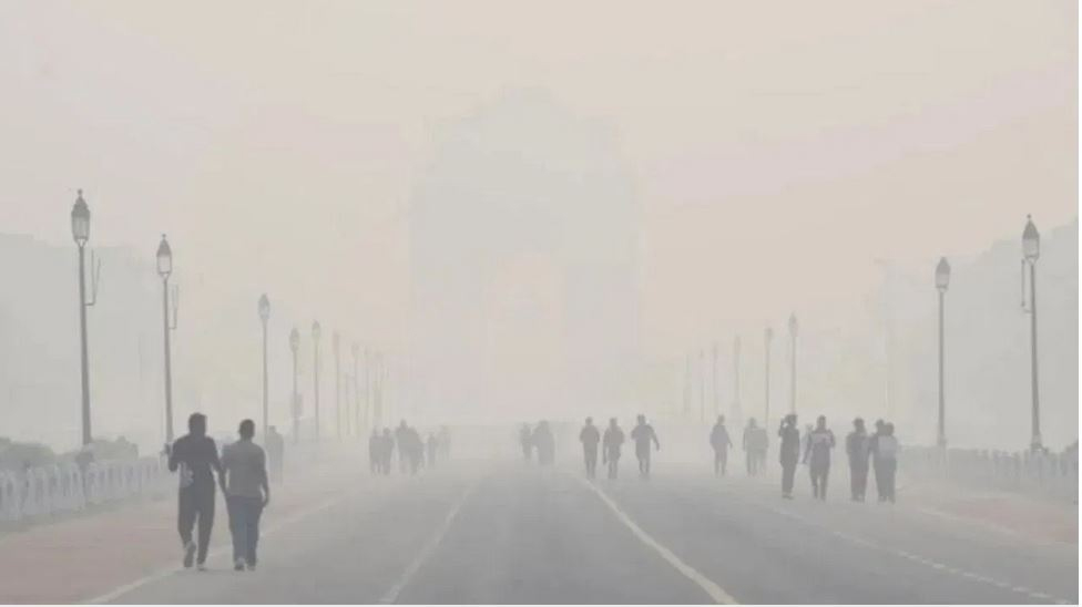 Delhi Cold Wave: राजधानी में कड़कड़ाती ठंड के साथ फिर लौटा प्रदूषण, AQI 700 के पार, घने कोहरे का अलर्ट जारी