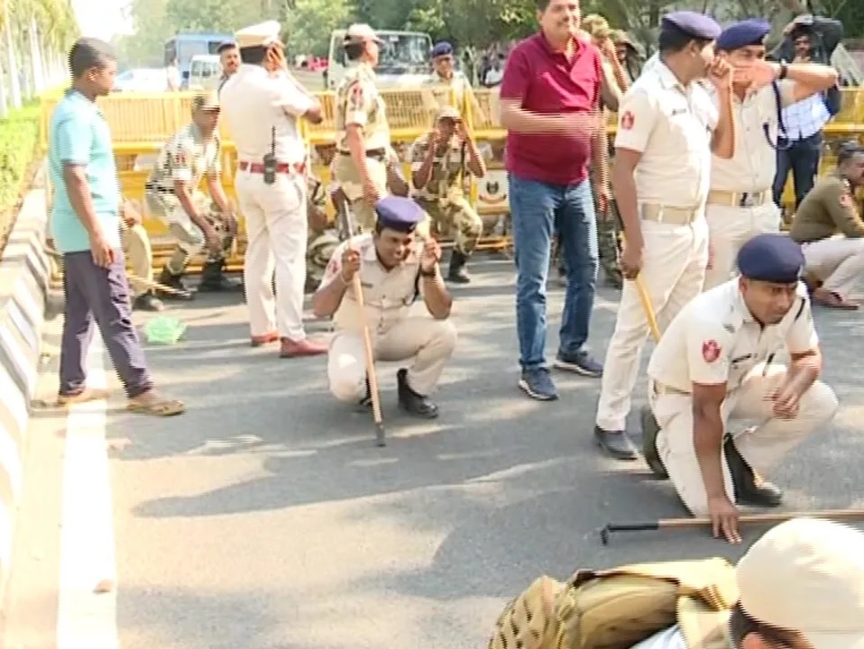 IAS अधिकारियों के खिलाफ चल रहा था प्रदर्शन, अचानक मधुमक्खियों ने किया हमला… पुलिस अधिकारियों ने भी ऐसे बचाई जान, Video