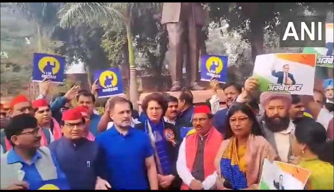 आंबेडकर पर आर-पारः संसद परिसर में कांग्रेस-बीजेपी ने निकाला विरोध मार्च, नीले रंग के कपड़े पहनकर पहुंचे राहुल-प्रियंका गांधी