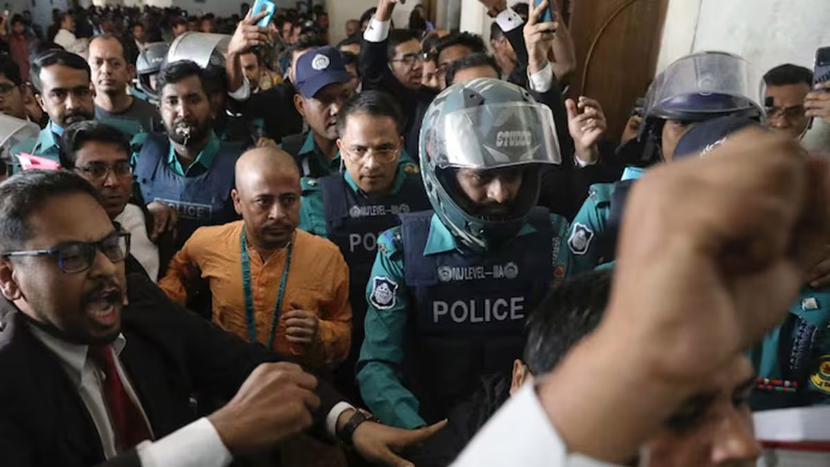 चिन्मय दास के वकील ने किया दावा; बांग्लादेशी सरकार और प्रशासन चाहता है कि वह सालों-साल जेल में रहें बंद..