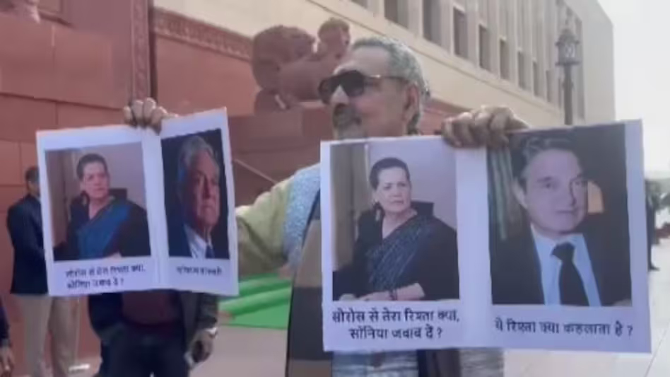 ‘ये रिश्ता क्या कहलाता है….,’गिरिराज सिंह ने संसद परिसर में लहराई सोनिया गांधी और सोरोस के पोस्टर