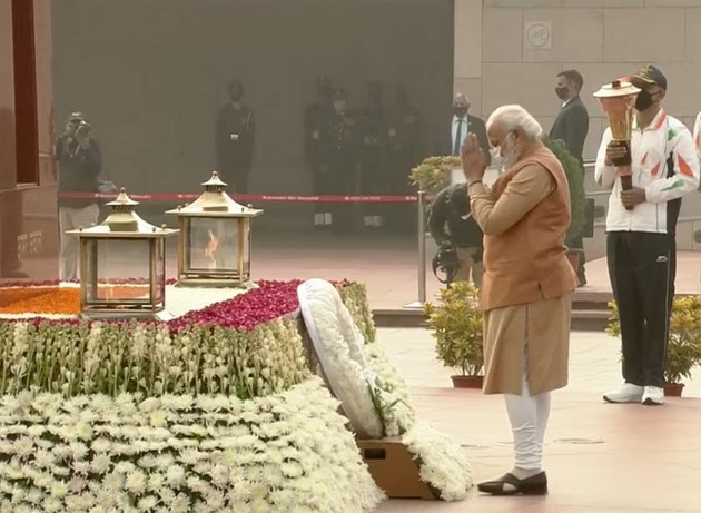Vijay Diwas: आज पाकिस्तान की हार का जश्न मना रहा देश, 93,000 पाकिस्तानी सैनिकों ने भारतीय सेना के सामने किया था आत्मसमर्पण, पीएम मोदी ने शहीद जवानों को दी श्रद्धांजलि