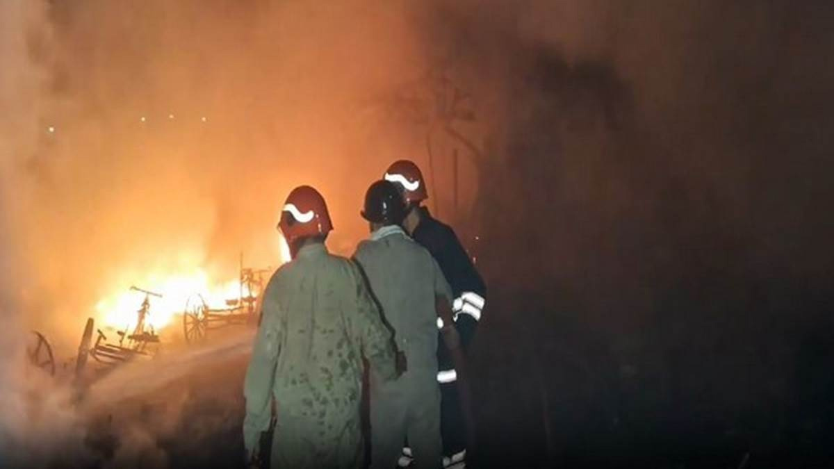 Delhi Factory Fire: दिल्ली की फैक्टरी में धमाके के बाद लगी आग, 4 कर्मचारी झुलसे