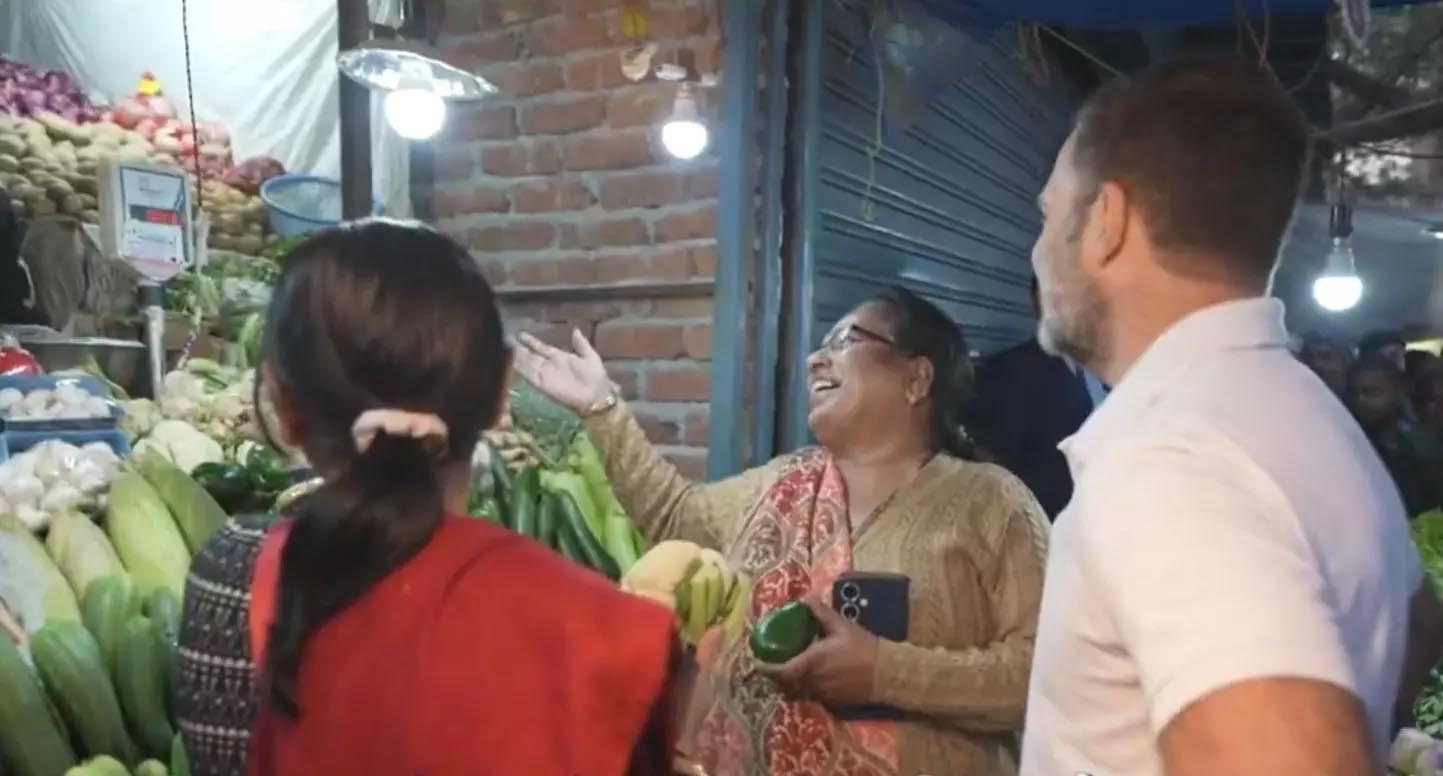 सब्जी मंडी में दाम पता करने पहुंचे राहुल गांधी, कहा- लहसुन 400 रुपए किलो.. सरकार बढ़ती महंगाई पर नहीं दे रही ध्यान; शेयर किया VIDEO