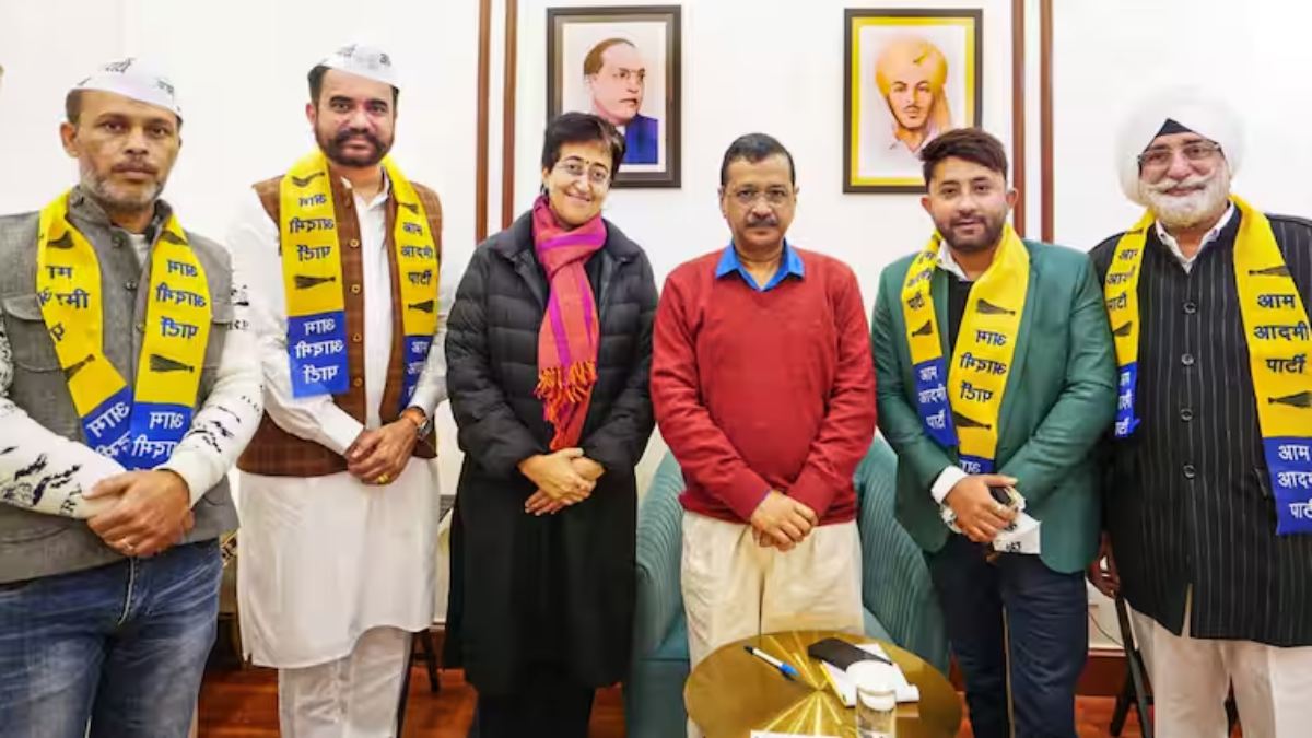 Delhi Election: दिल्ली चुनाव से पहले BJP, कांग्रेस और BSP को झटका, सतपाल सोलंकी समेत कई नेताओं ने समर्थकों के साथ AAP का थामा दामन