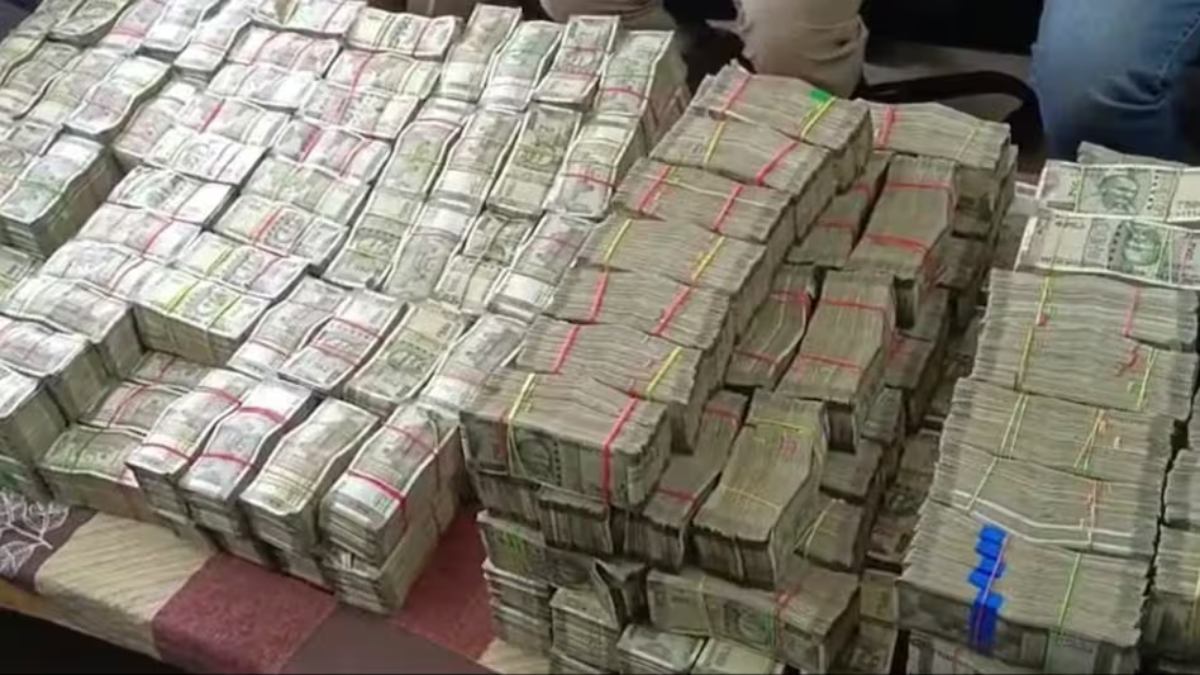 सिंचाई विभाग के असिस्टेंट इंजीनियर के घर में मिला नोटों का पहाड़… ACB ने एक लाख रुपये घूस लेते पकड़ा था, जांच में मिले 6.5 एकड़ जमीन, 6 फ्लैट और करोड़ों रुपये कैश- Assistant Engineer Arrested