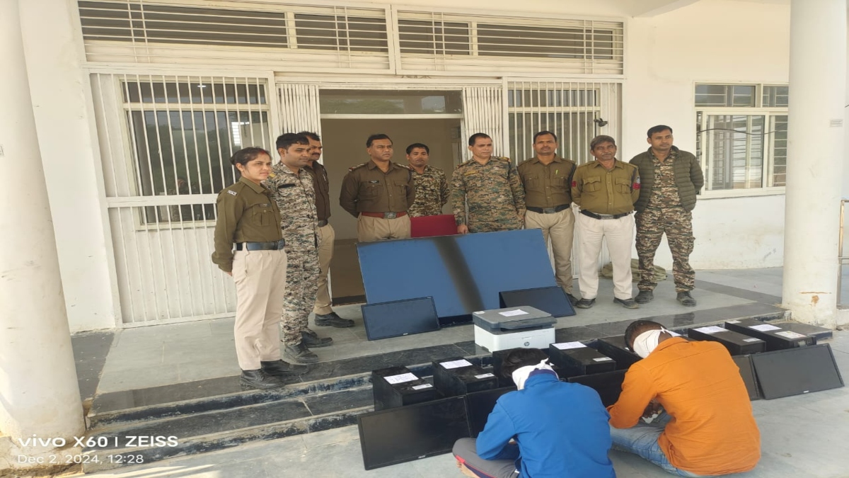 सरकारी स्कूल में चोरी करने वाले गैंग का पर्दाफाश, दो आरोपी गिरफ्तार, 7 मॉनिटर, CPU समेत 6 लाख की सामग्री जब्त
