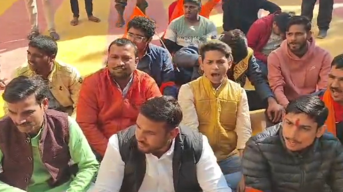 भिंड के सेंट माइकल स्कूल में ABVP का हंगामा: स्टूडेंट्स का तिलक मिटाना, कलावा काटना और धार्मिक भावनाओं को आहत करने का आरोप; कार्रवाई की मांग