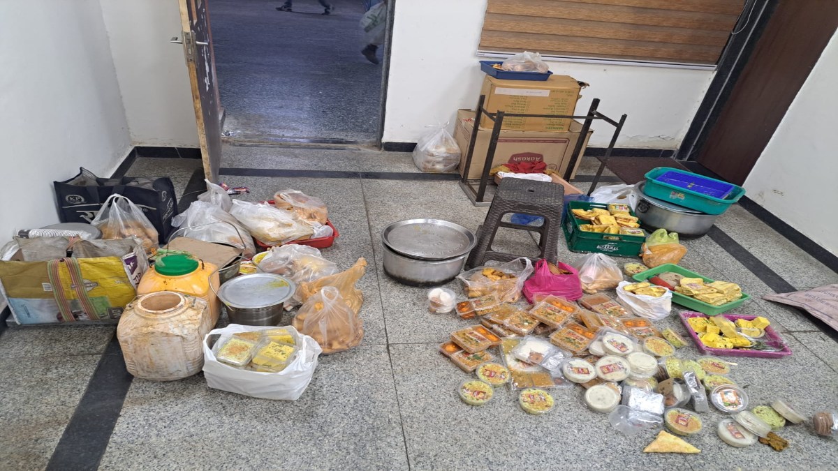 रेल यात्रियों के सेहत से खिलवाड़! भोपाल स्टेशन पर बेचा जा रहा एक्सपायरी सामान, 10 स्टॉल से खाने के आइटम जब्त