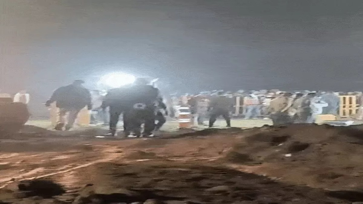 Guna borewell accident: बोरवेल में गिरे 10 साल के बच्चे का रेस्क्यू जारी, 40 फीट पर फंसा, JCB से खुदाई जारी, पाइप से पहुंचाई जा रही ऑक्सीजन   