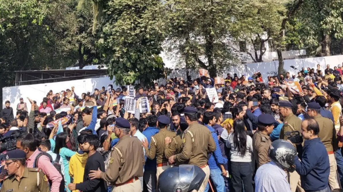 BPSC 70वीं का पेपर लीक? पटना के बापू परीक्षा केंद्र पर अभ्यर्थियों का भारी हंगामा, OMR शीट लेकर बाहर आ गए छात्र