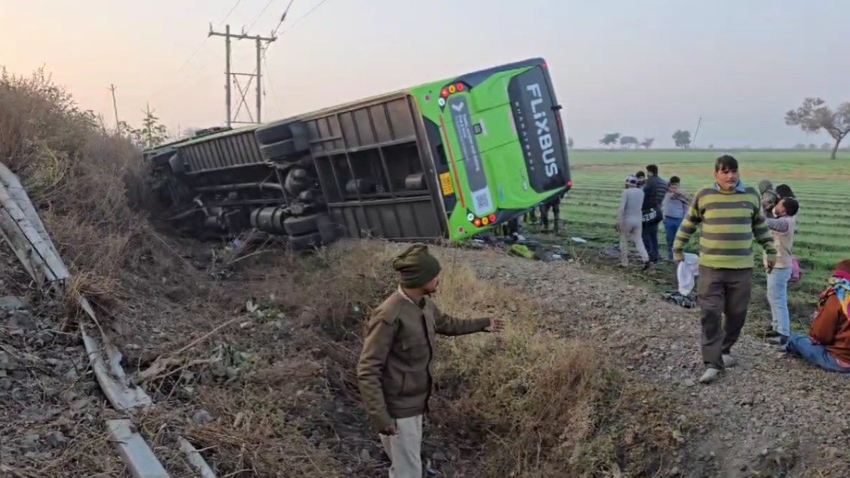 MP में दर्दनाक हादसा: यात्रियों से भरी स्लीपर बस पलटी, 6 साल की बच्ची की मौत, 10 से ज्यादा घायल  