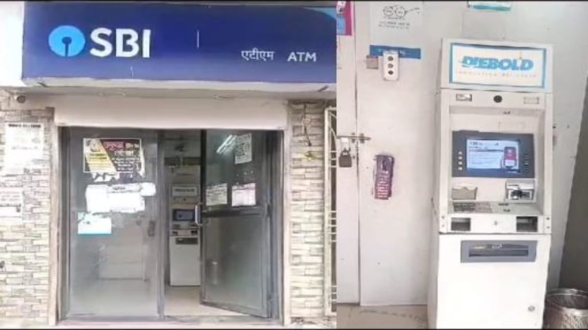 एटीएम को लूटने का नाकाम प्रयासः CCTV कैमरे पर लगाया ब्लैक टेप, बाइक से आया था बदमाश