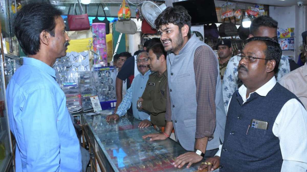 जिला प्रशासन का ‘वार्ड चलो अभियान’: कलेक्टर-एसपी ने डोर-टू-डोर पहुंचकर सुनी लोगों की समस्याएं, त्वरित निराकरण करने के दिए निर्देश