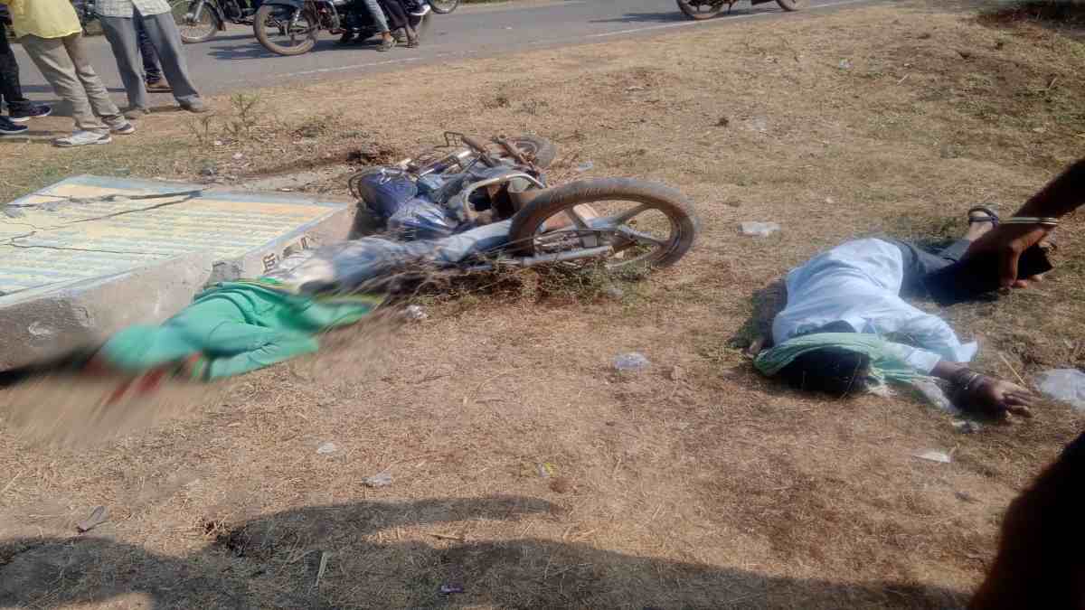 मनरेगा साइन बोर्ड की दीवार से टकराकर युवक की मौत, एक घायल