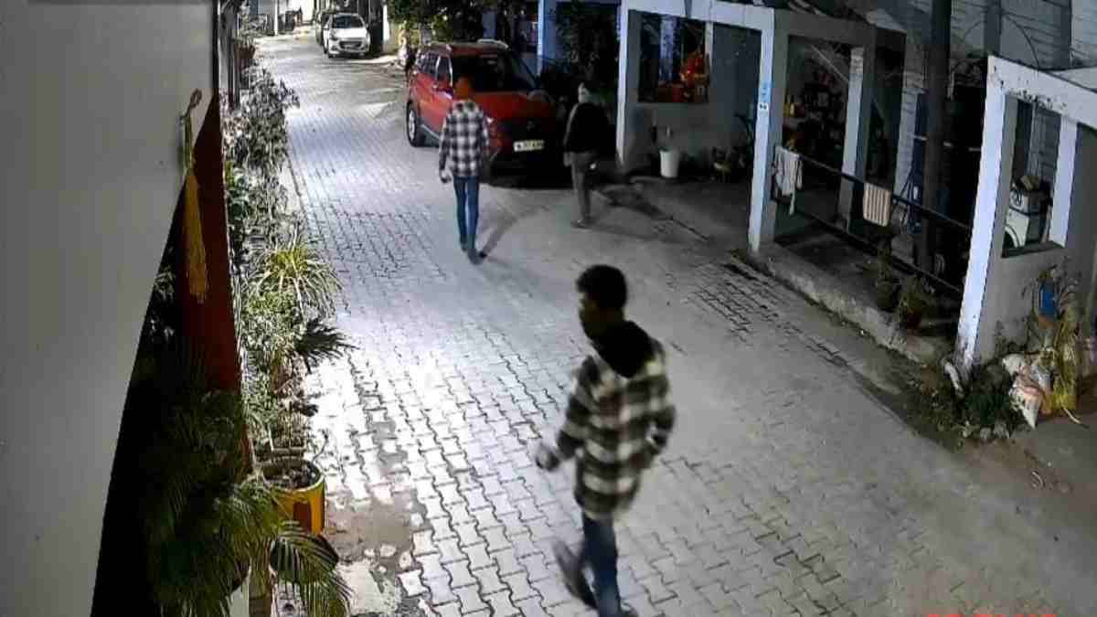 राजधानी में चोरों का आतंक! हथियारों से लैस होकर काॅलोनी में रेकी करने का VIDEO हुआ वायरल, एक सुने मकान का तोड़ा ताला…