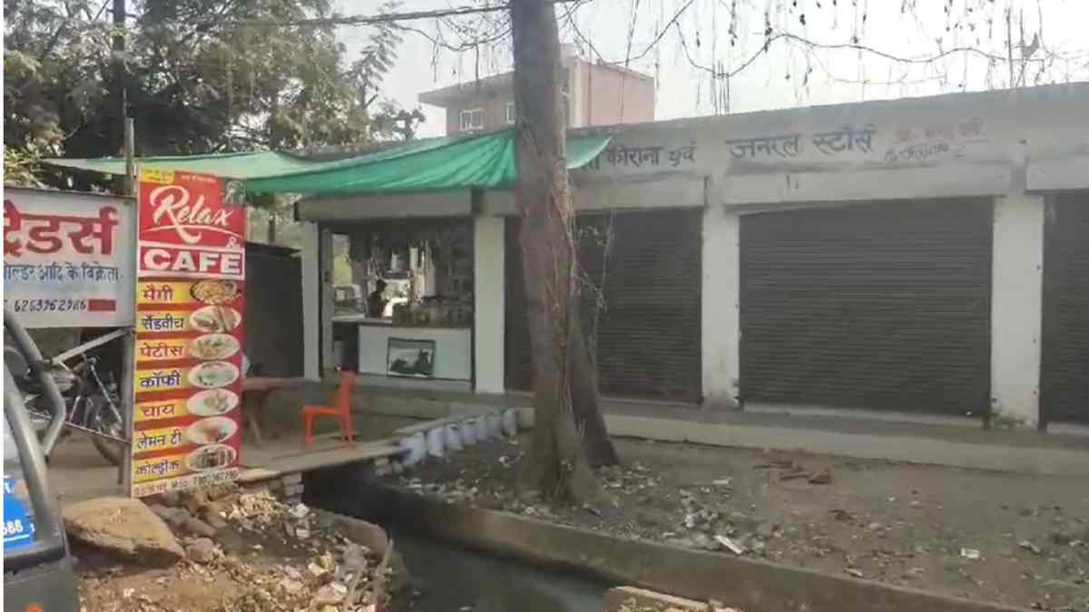 ग्राम पंचायत और निगम प्रशासन की मनमानी : पटवारी कार्यालय के लिए आरक्षित जमीन पर बनवा दी दुकानें, चहेतों को बांट भी दिया, स्थानीय लोगों ने लगाया आरोप
