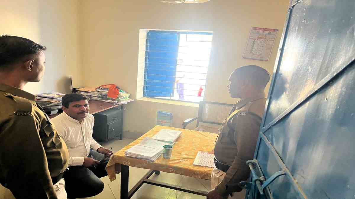 बच्चियों ने शिक्षक पर छेड़छाड़ का लगाया आरोप, मामले की जांच करने स्कूल पहुंचे BEO