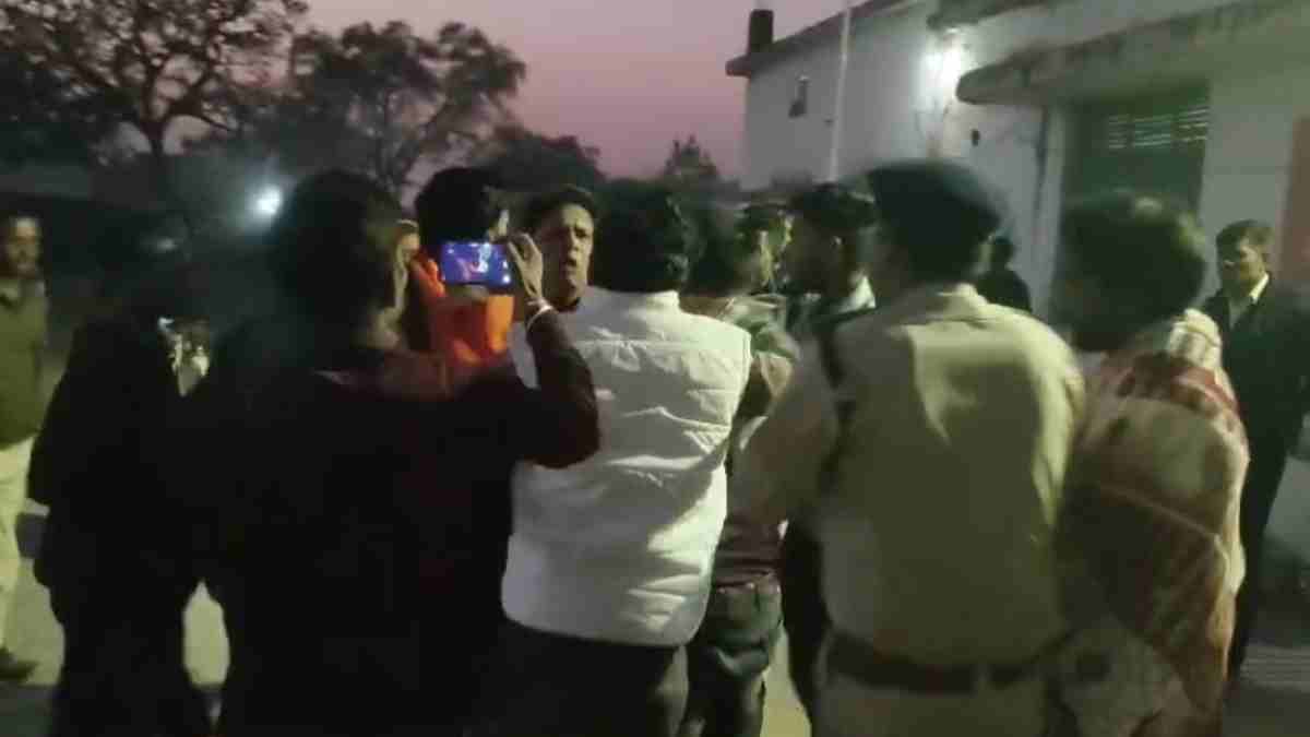 ABVP कार्यकर्ताओं ने पकड़ा SDM का कॉलर VIDEO : पटवारी पर छात्र से पैसा मांगने का आरोप, प्रदर्शन के दौरान अफसर और छात्र नेताओं के बीच हुई झूमाझटकी