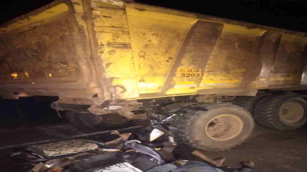 CG Accident : हाईवा से टकराया दोपहिया वाहन, दो लोगों की मौके पर ही मौत