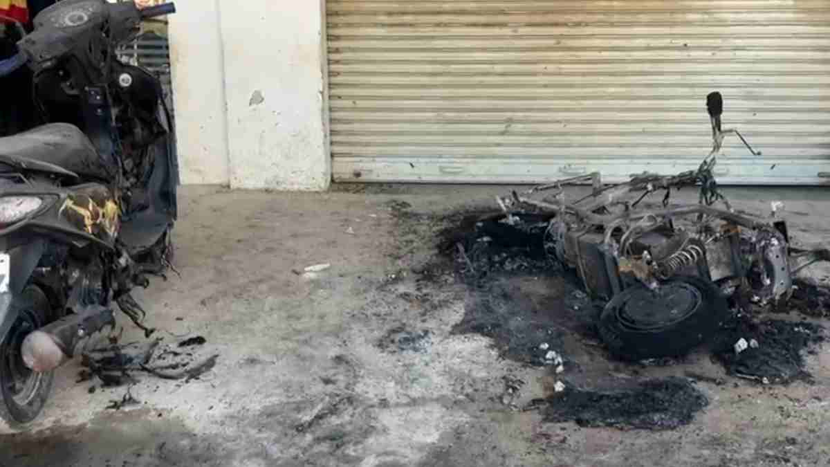 घर के सामने खड़ी स्कूटी में युवती ने लगाई आग, देखें VIDEO…