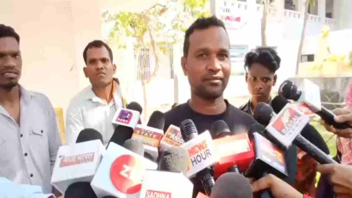 वनांचल क्षेत्र में शिक्षा का हाल : शिक्षक ने कहा – मैं बच्चों को नहीं पढ़ाऊंगा, जो करना है कर लो… ग्रामीणों ने खोला मोर्चा, ADM से की शिकायत