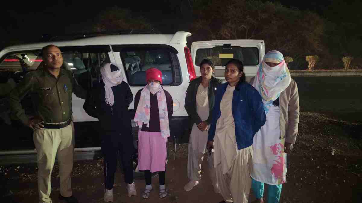राजनांदगांव पुलिस भर्ती में गड़बड़ी, 4 आरक्षक समेत 6 लोग गिरफ्तार, अफसरों पर भी गिर सकती है गाज, आज ही आरक्षक ने की थी आत्महत्या, हाथ में लिखा था – कर्मचारियों को फंसाया जा रहा…