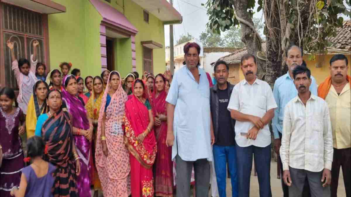 महिलाओं के संघर्ष का परिणाम, सक्रिय हुआ प्रशासन, पट्टे और आवास के लिए सर्वे करने गांव पहुंचा अमला