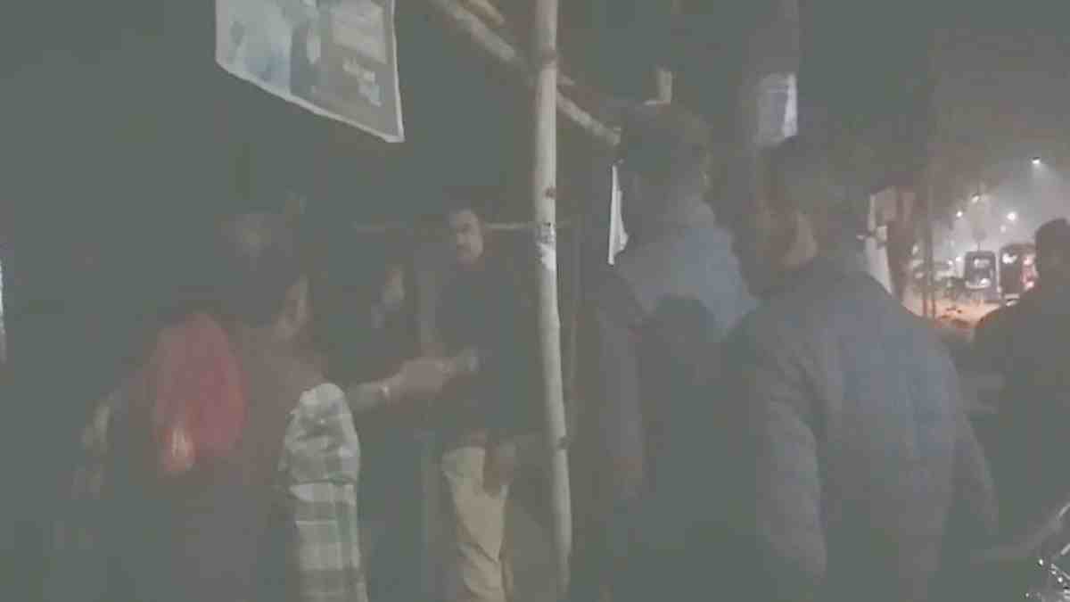 CG में आरक्षक की पिटाई VIDEO : चाय दुकान में खड़े युवक को थप्पड़ मारना पड़ा महंगा, लोगों ने पुलिसकर्मी पर किया हाथ साफ