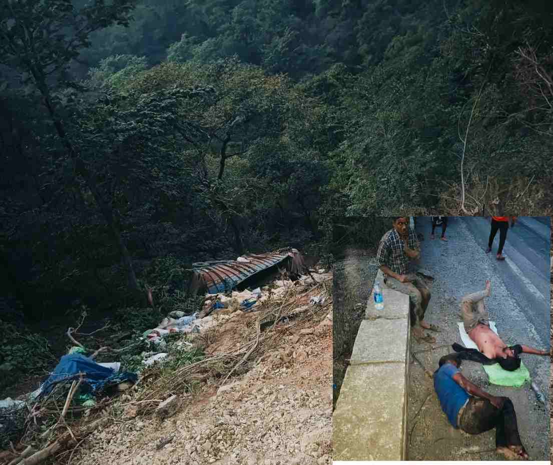 CG Accident : 50 फीट खाई में गिरा तेज रफ्तार ट्रक, तीन लोग घायल, दो की हालत गंभीर
