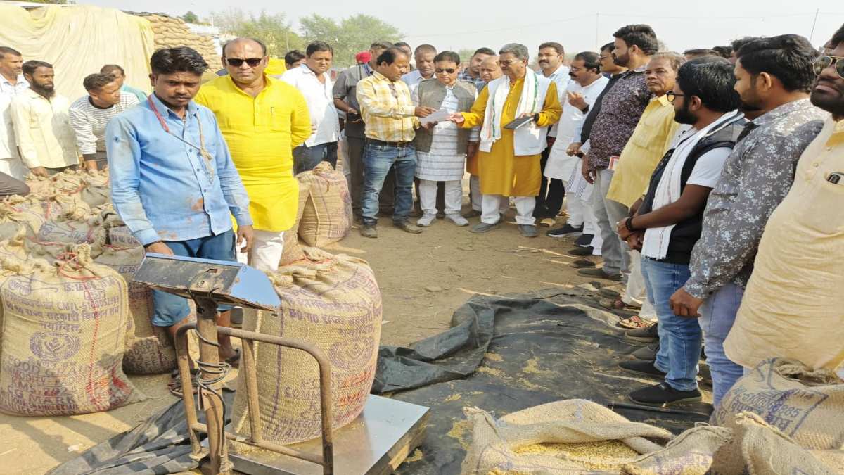 नेता प्रतिपक्ष डॉ. महंत ने धान खरीदी केंद्रों का लिया जायजा, कहा – किसानों को एकमुश्त नहीं मिल रहा 3100 रुपए, बारदानों के गुणवत्ता की कराएं जांच