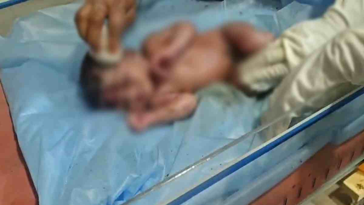 छत्तीसगढ़ में फिर मानवता शर्मसार : खेत में मिला जिंदा नवजात, दफन करने की कोशिश, रोने की आवाज सुन ग्रामीणों ने बचाई जान