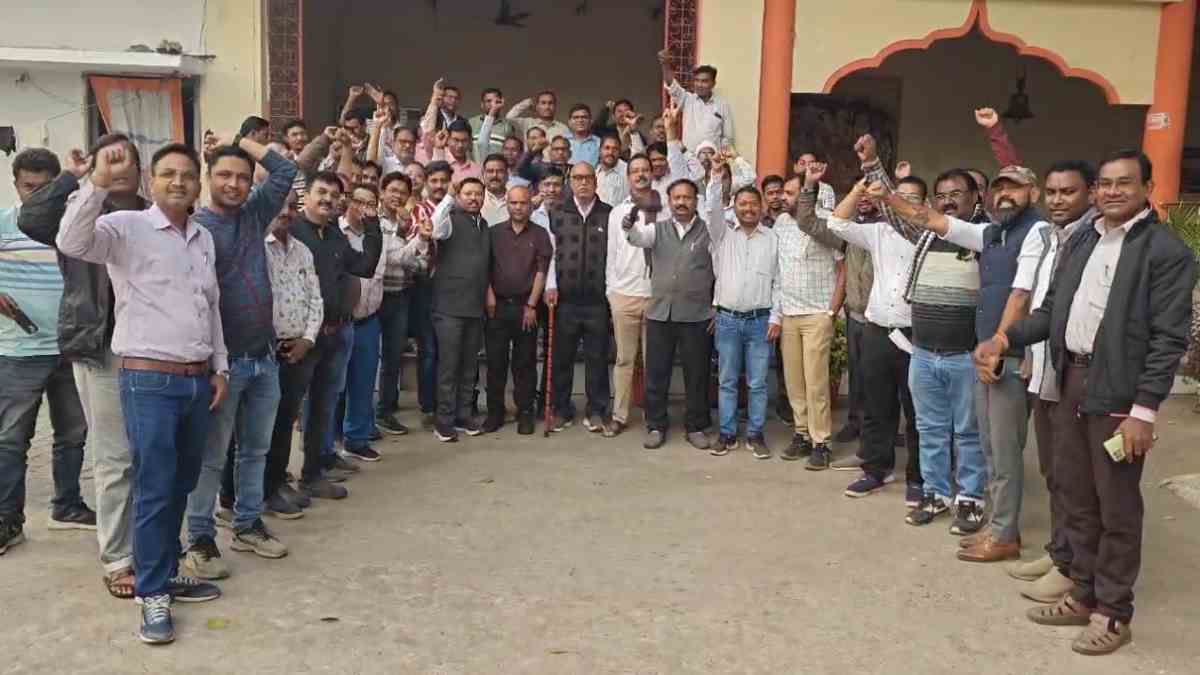 पटवारियों ने काली पट्‌टी लगाकर किया प्रदर्शन, मांगें पूरी नहीं हुई तो ऑनलाइन कार्यों का करेंगे बहिष्कार