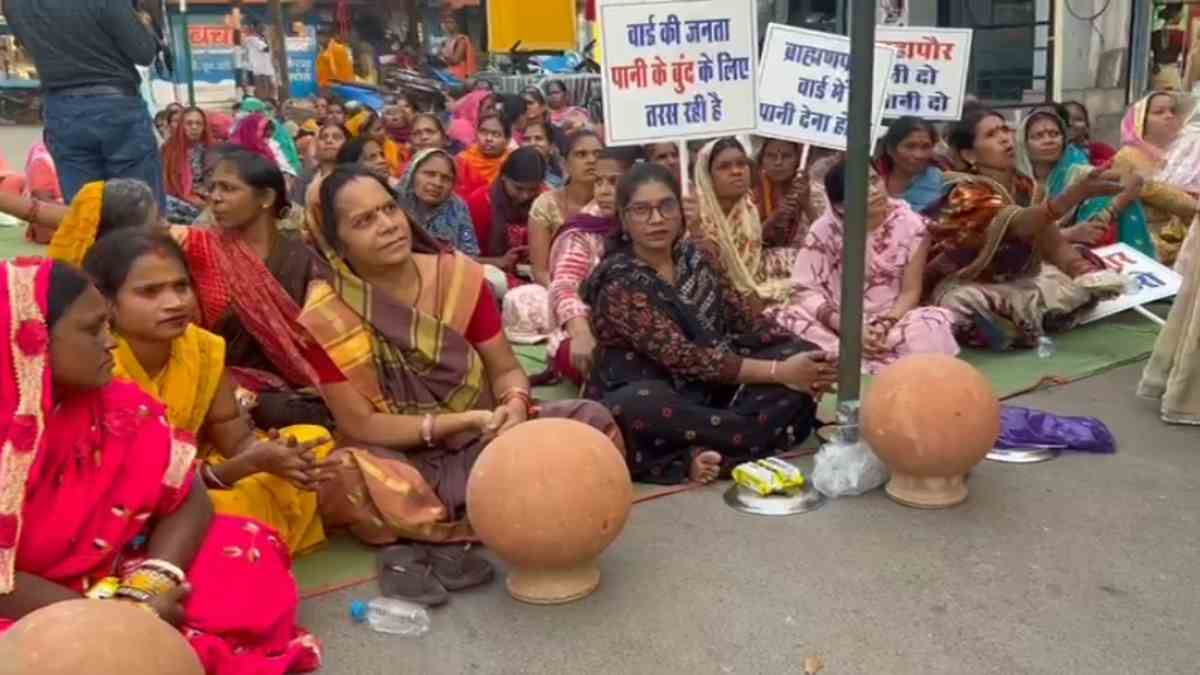 नगर निगम के खिलाफ भाजपा ने खोला मोर्चा : पानी के लिए मटकी लेकर सड़क पर उतरी महिलाएं, महापौर के खिलाफ जमकर की नारेबाजी