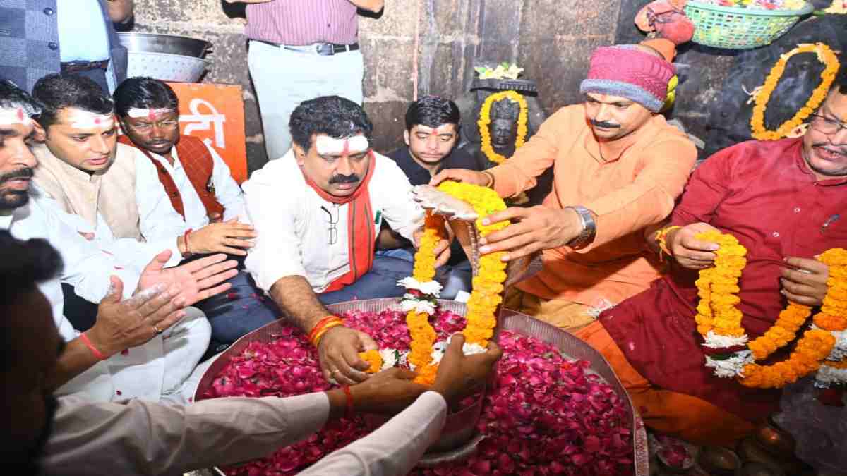 प्रदेश की खुशहाली के लिए डिप्टी सीएम ने भोरमदेव मंदिर में टेका मत्था : एक साल का कार्यकाल पूरा, विजय शर्मा ने कहा – प्रदेश में कवर्धा को बनाएंगे रोल मॉडल