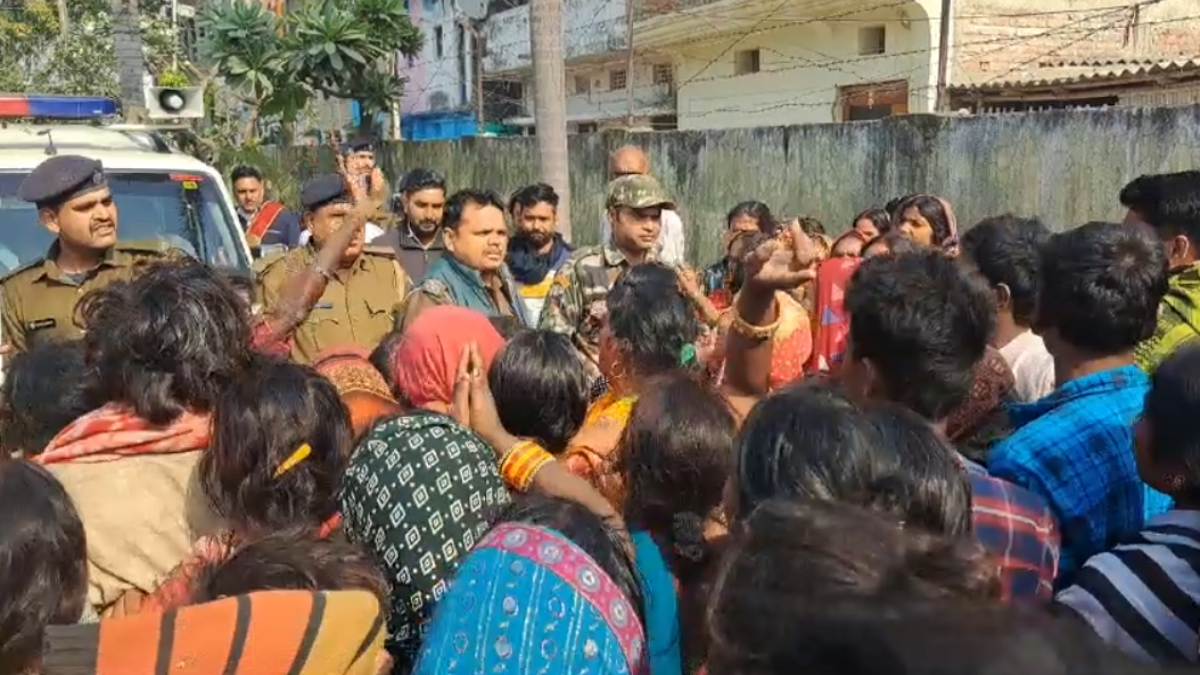 Breaking Bihar: झुग्गी-झोपड़ी के मजदूरों ने डीएम तुषार सिंगला को बनाया बंधक! देखें VIDEO