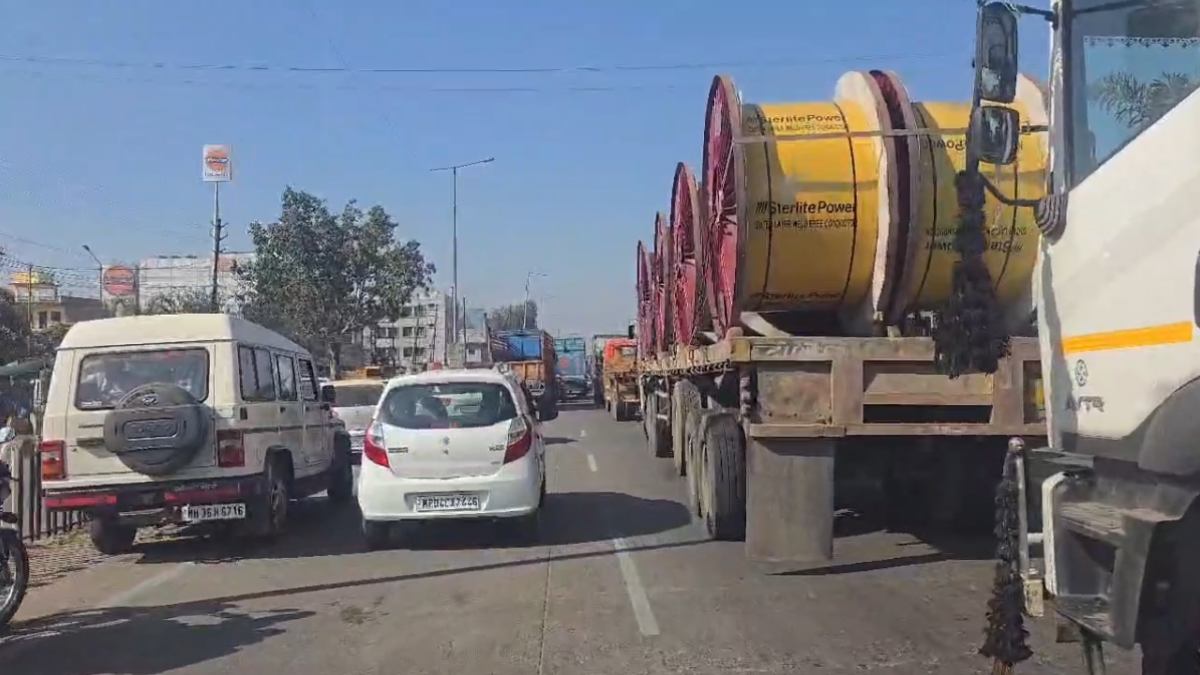 भोपाल-जबलपुर हाईवे पर लगा जाम: 1 किलोमीटर तक खड़े दिखे वाहन, राहगीर परेशान