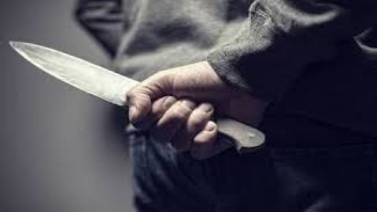 बेखौफ बदमाशों का खूनी खेल: जबलपुर रेलवे स्टेशन पर यात्री को मारा चाकू, हालत गंभीर, वारदात CCTV में कैद 