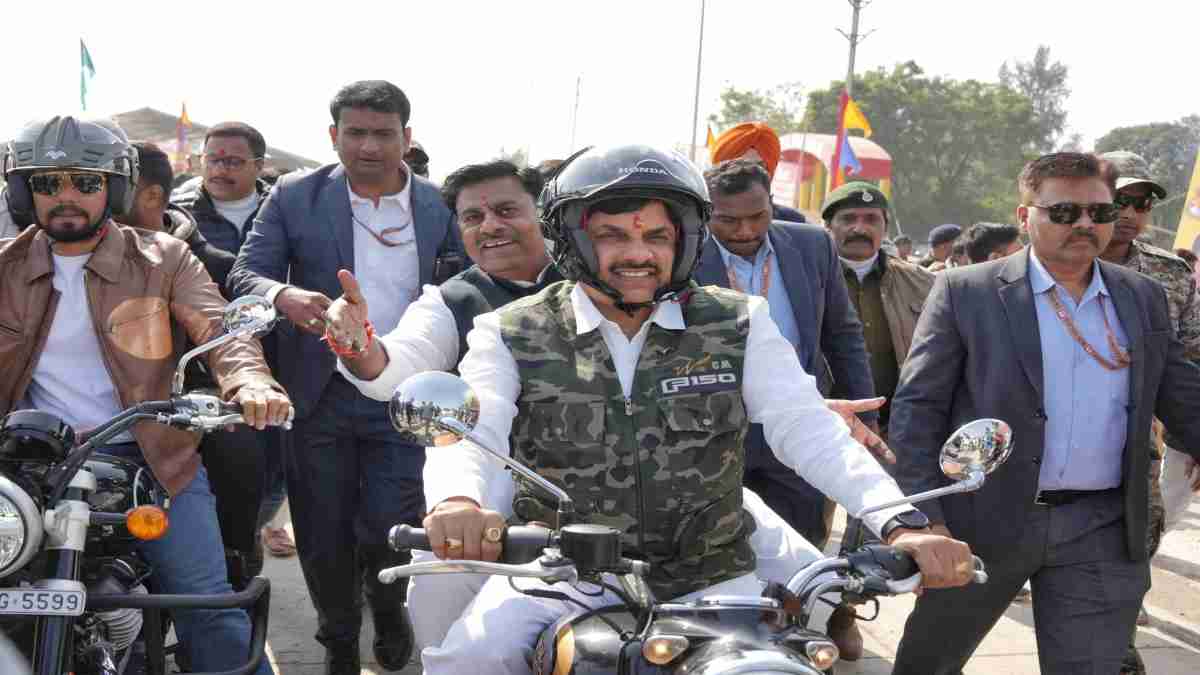 CM मोहन बने MLA रामेश्वर शर्मा के ‘सारथी’, पीछे बैठाकर चलाई बाइक, विधायक बोले- विकास की बढ़ती गाड़ी
