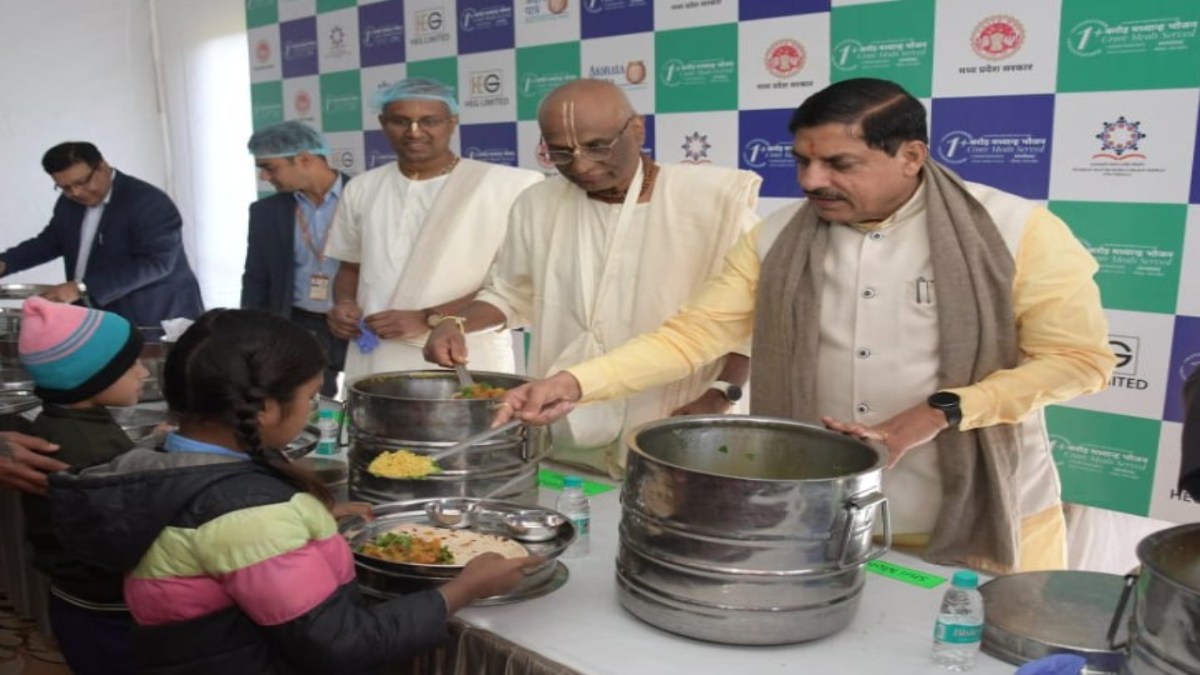 ‘अक्षय पात्र फाउंडेशन’ की रसोई में पहुंचे CM डॉ मोहन, बच्चों को परोसा खाना, स्कूलों में जाने वाले मिड डे मील की गाड़ी को दिखाई हरी झंडी  